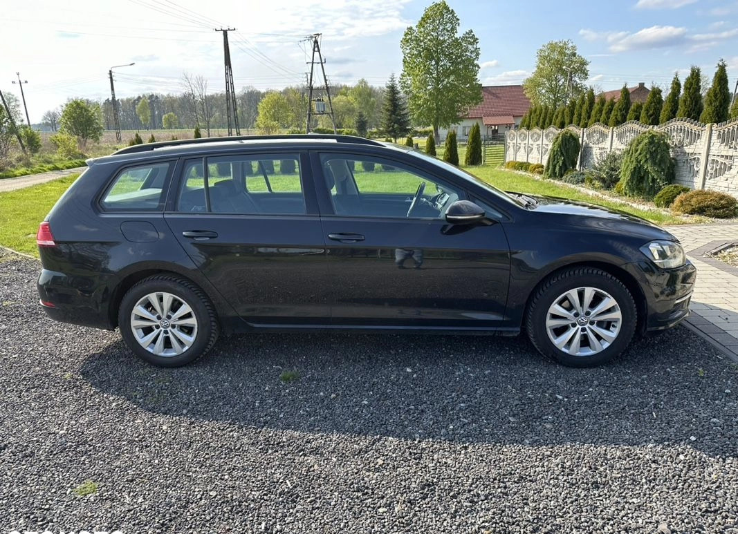 Volkswagen Golf cena 49900 przebieg: 130000, rok produkcji 2018 z Złotów małe 121